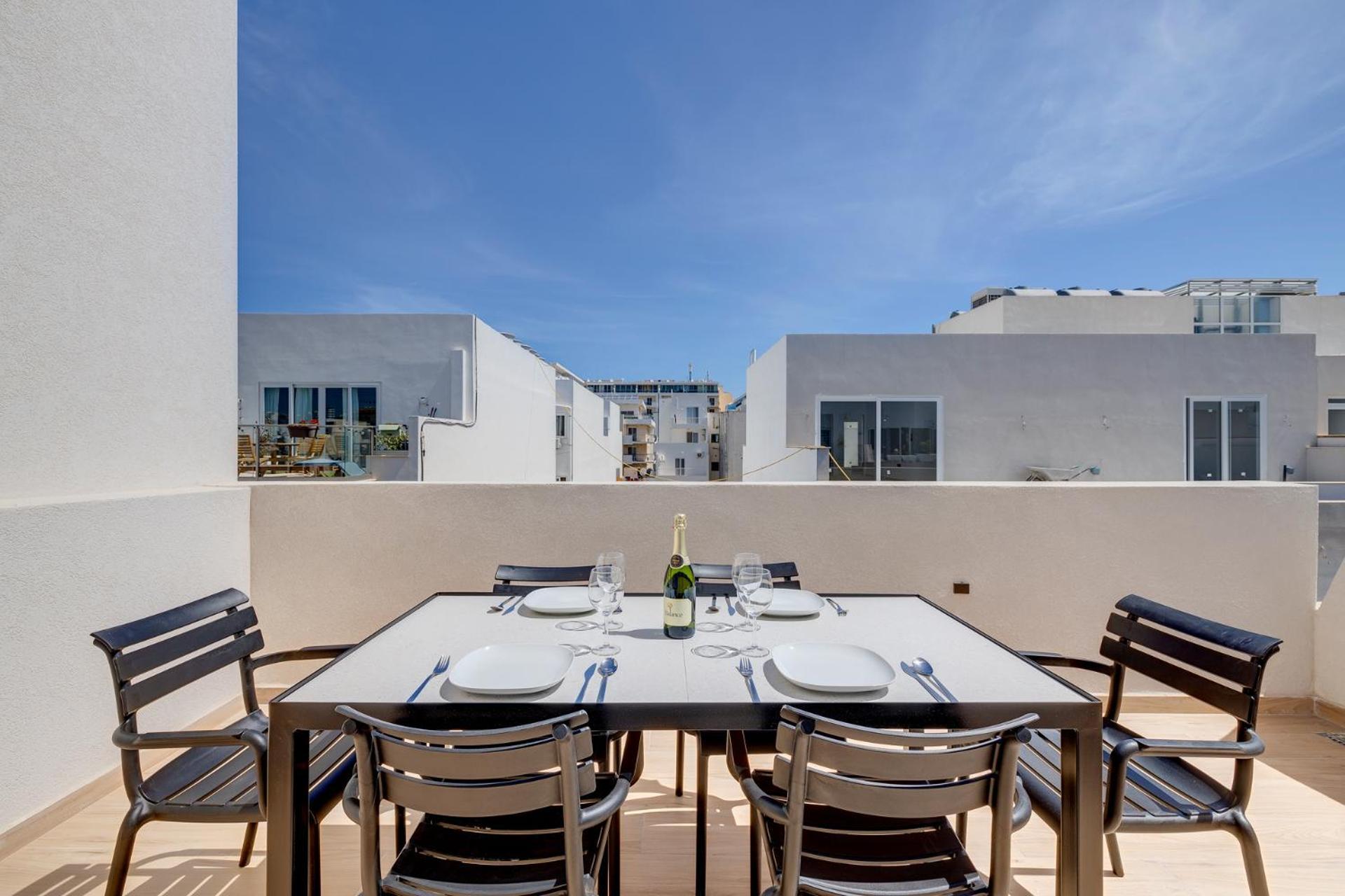 Apartament Chic Penthouse Steps From The Promenade *